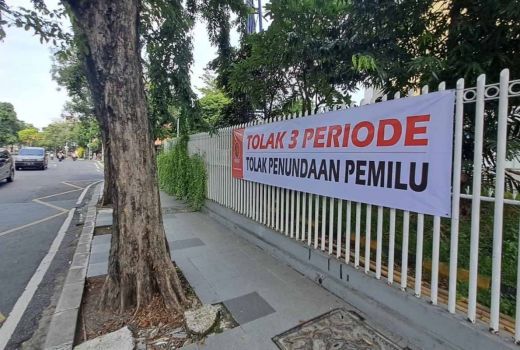 Spanduk Tolak Presiden 3 Periode di Surabaya, Warga Sebut Belum Lama Dipasang - GenPI.co JATIM