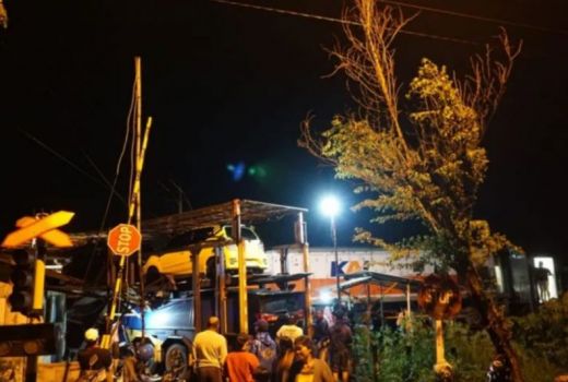 Kronologi Kecelakaan Kereta Api Sancaka Tabrak Truk, Lokomotif Rusak Parah - GenPI.co JATIM