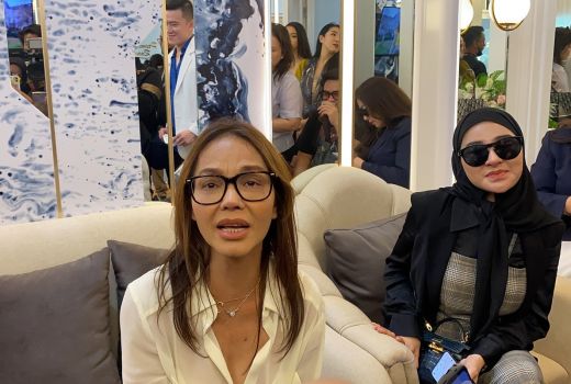 Sampai Panjat Pagar Pembatas, Bunda Corla Diserbu Penggemar di Surabaya - GenPI.co JATIM