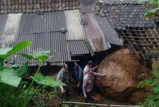 Hujan Deras, Tembok 2 Rumah Warga di Situbondo Bolong Dihantam Longsoran Batu - GenPI.co JATIM