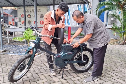 Keren, Cak! Mahasiswa Universitas Dinamika Ubah Motor Klasik jadi Bertanaga Listrik - GenPI.co JATIM