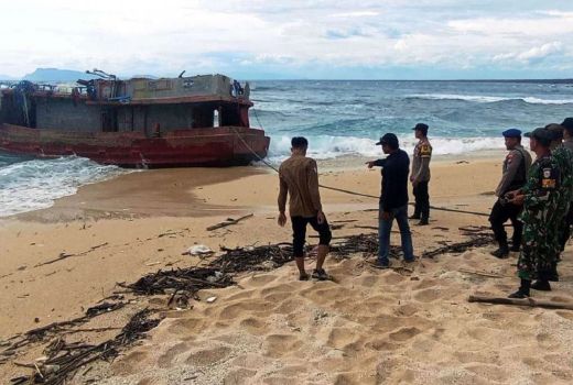 Misterius! Kapal Terdampar Tanpa Awak di Banyuwangi - GenPI.co JATIM