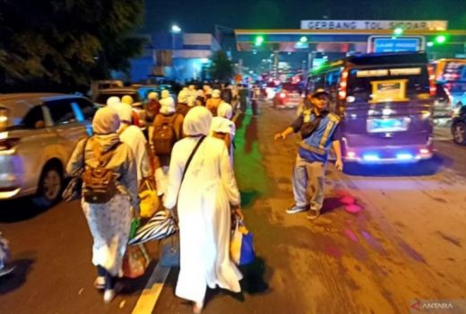 Peserta Harlah 1 Abad NU Jalan Kaki Keluar Tol Sidoarjo, Sudah Datang Sejak Dini Hari - GenPI.co JATIM