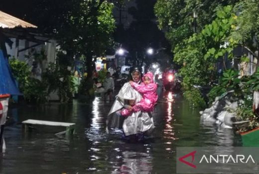 Hujan Deras, Wilayah Petemon Surabaya Banjir Selutut - GenPI.co JATIM