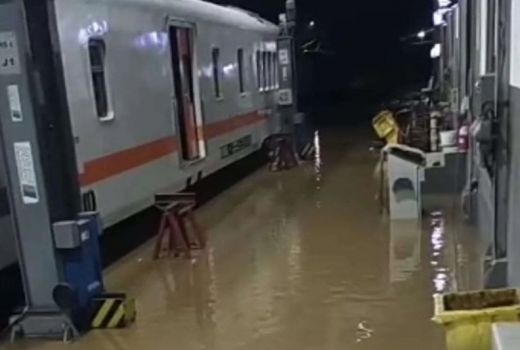 Banyuwangi Banjir, 2 Kereta Alii Terlambat Berangkat 38 Menit - GenPI.co JATIM