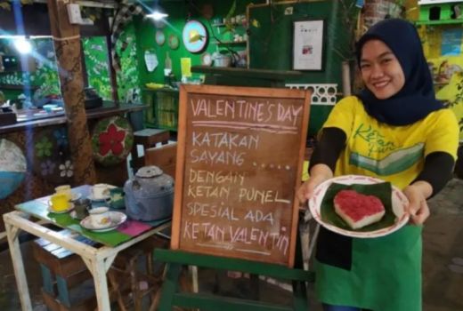 Ketan Punel Surabaya Edisi Valentine, Laris Manis Diburu ABG Hingga Mak-Mak - GenPI.co JATIM
