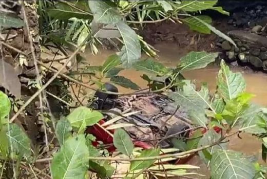 Kronologi Mobil Terjun ke Sungai di Jember Sedalam 10 Meter - GenPI.co JATIM