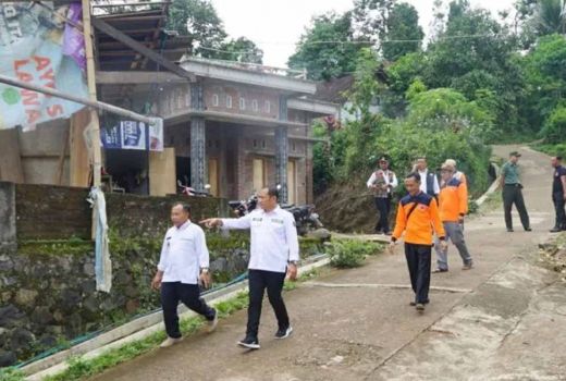 Tanah Dusun Sumber Lamong Jombang Retak, Warga Pilih Tinggal di Teras Rumah - GenPI.co JATIM