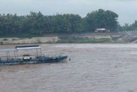 Perahu Penyeberangan Sungai Brantas Terseret Arus Hingga 3 Km - GenPI.co JATIM