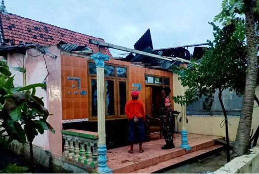 Angin Kencang Rusak Belasan Rumah di Situbondo, BPBD Beberkan Kondisi Terkini - GenPI.co JATIM