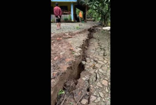 Retakan Tanah di Desa Tumpuk, Ponorogo Mengkhawatirkan, Warga Mengungsi - GenPI.co JATIM