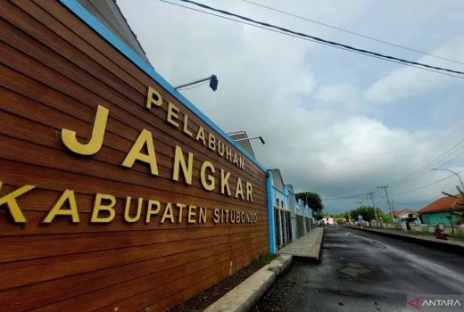Cuaca Buruk, 2 Kapal Feri Tertahan di Pelabuhan Jangkar, Situbondo - GenPI.co JATIM