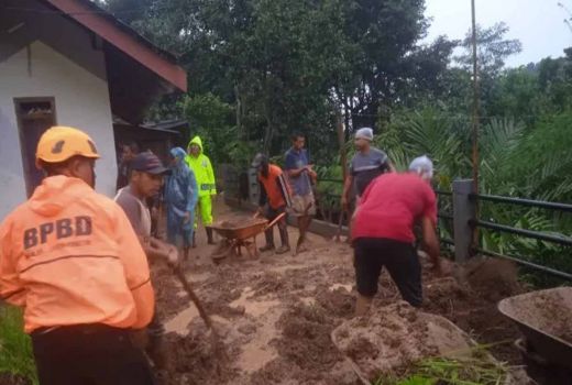 Hujan Lebat di Jember, 3 Rumah Rusak Dihantam Material Batu - GenPI.co JATIM