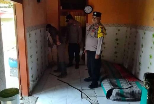 Tanah Retak di Trenggalek Mengancam Rumah 14 KK, 5 Keluarga Sudah Mengungsi - GenPI.co JATIM