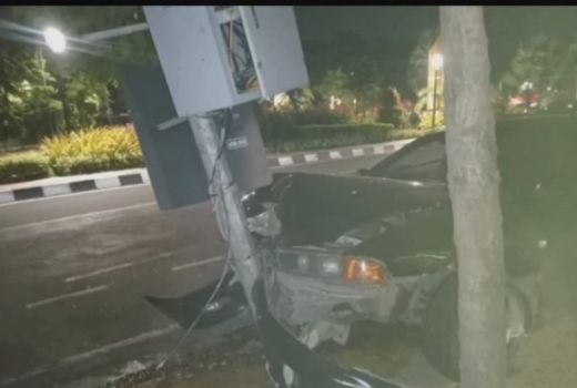 Mabuk, Mobil Remaja di Surabaya ini Tabrak PJU Hingga akan Ambruk - GenPI.co JATIM