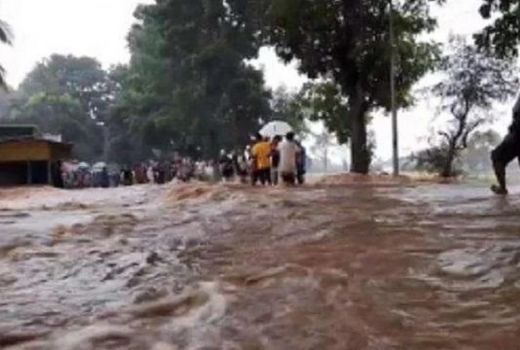 Bondowoso Banjir, Jalan Nasional Sempat Lumpuh Total - GenPI.co JATIM