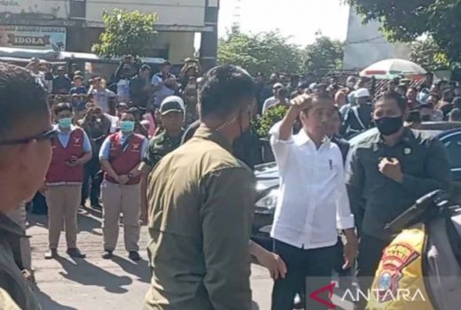 Presiden Jokowi Cek Harga Pangan di Pasar Ngawi, Warga Berebut Minta Bersalaman - GenPI.co JATIM