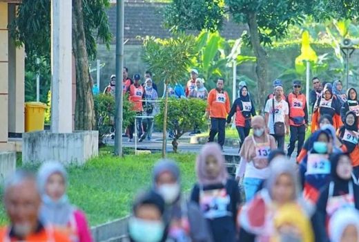 Dinkes Kota Madiun Gelar Tes Kebugaran Ratusan Calon Haji, Jalan 1,6 Km - GenPI.co JATIM