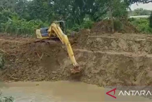 Sering Banjir, Dinas Lingkugan Hidup Pamekasan Keruk Aliran Sungai Jombang - GenPI.co JATIM