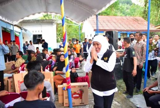 Khofifah Beri Bantuan Korban Longsor Ponorogo, Uang Hingga Beasiswa Pendidikan - GenPI.co JATIM