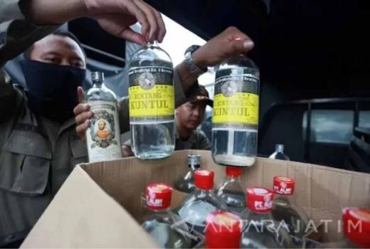 Satpol PP Madiun Gelar Razia Saat Ramadan, Temukan 178 Botol Arak Jowo - GenPI.co JATIM