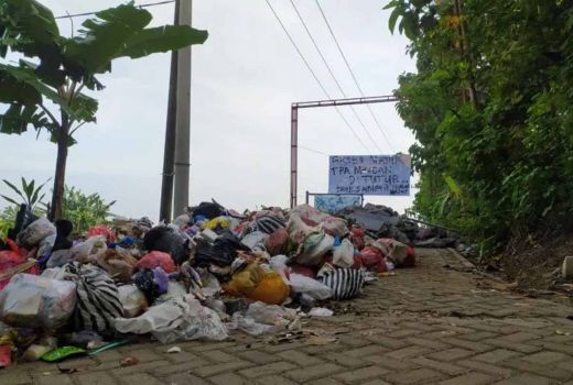 Limbah TPA Mrican Mencemari Lingkungan, Warga Ponorogo Geram Blokade Jalan - GenPI.co JATIM