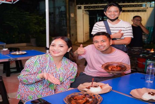 Raffi Ahmad Relakan 1 Rumahnya Jadi Lokasi Warung Ayam, Dagangannya Laris Manis - GenPI.co JATIM