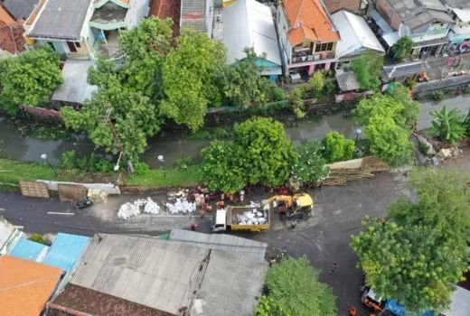 Tanggul Jebol, Jalan Mayjen Sungkono Surabaya Terendam Banjir - GenPI.co JATIM