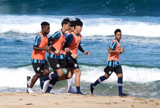 Persiapan Liga 1 2023-2024, Arema FC Gelar Latihan Fisik di Pantai - GenPI.co JATIM