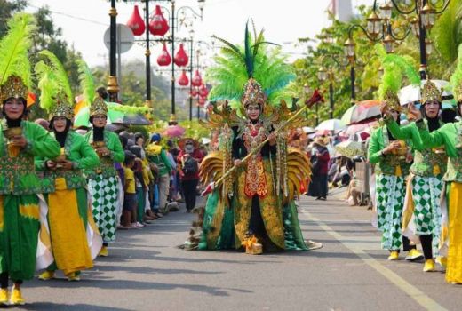 67 Peserta Ramaikan Madiun Carnival 2023, Tampilkan Kesenian Tari Reog Hingga Kolosal - GenPI.co JATIM