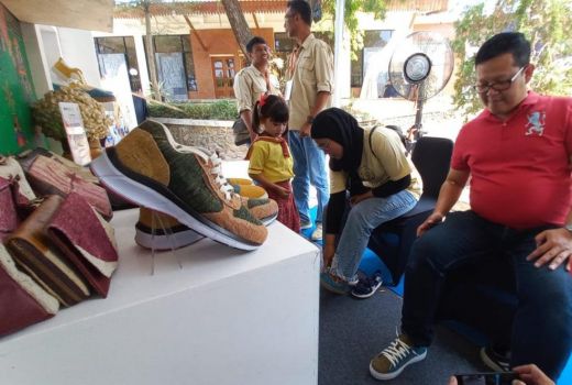 Sepatu Sutera Karya Difabel dan Buruh Tani Binaan BRI Diborong Jokowi hingga Artis Kondang - GenPI.co JATIM