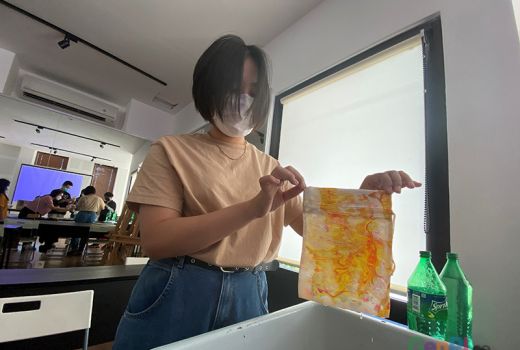 Melukis Pouch di Atas Air dengan Teknik Kuno Suminagashi - GenPI.co JATIM