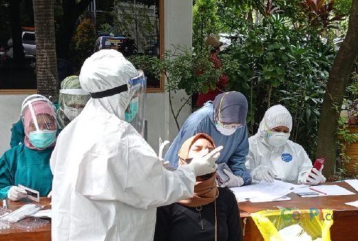 Pedagang Masjid Al Akbar di Tes Antigen, Satu Orang Reaktif - GenPI.co JATIM