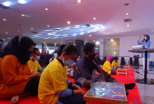 Inovasi Mahasiswa Unair Bantu Penyandang Disabilitas Melukis - GenPI.co JATIM