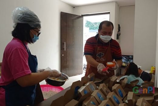 Tak Terduga, ini Alasan Pasutri Beri Permakanan Warga Isoman - GenPI.co JATIM