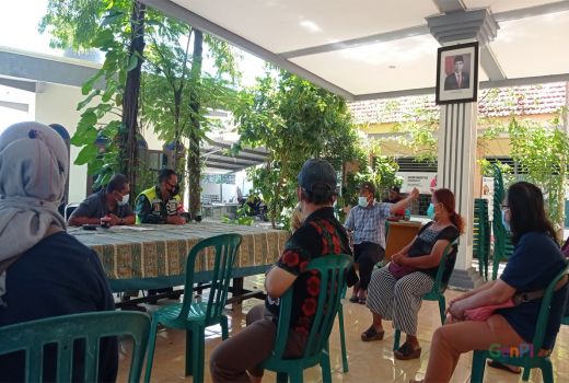 Lurah Kalijudan Gencarkan Sosialisasi ke Warga - GenPI.co JATIM