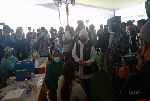 Khofifah Klaim Vaksinasi Covid-19 di Jatim Tertinggi - GenPI.co JATIM