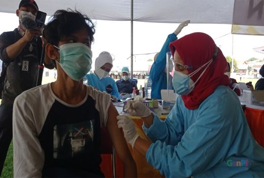 Minggu ini, Nakes Suntik Booster Vaksin Moderna - GenPI.co JATIM