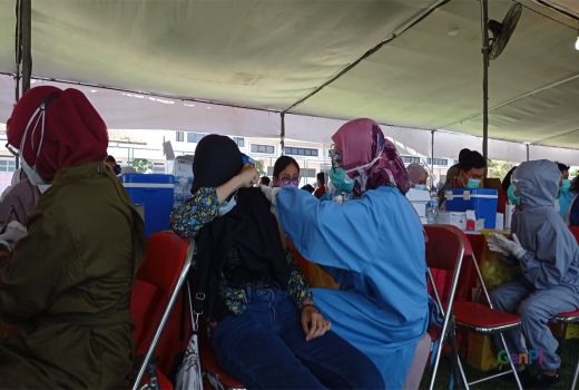 Kisah Peserta Vaksin, Tutup Mata Takut Disuntik - GenPI.co JATIM
