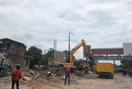 15 Bangunan di Frontage Wonokromo Rata, 3 Ekskavator Disiagakan - GenPI.co JATIM