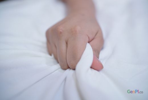 Trik Menyenangkan Mencapai Puncak Nikmat di Ranjang, Wajib Coba! - GenPI.co JATIM