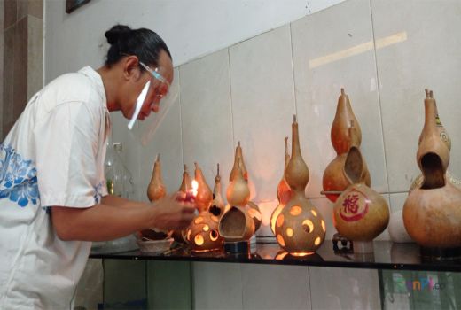 Warga Surabaya ini Sulap Labu Jadi Botol, Cuan Mengalir - GenPI.co JATIM