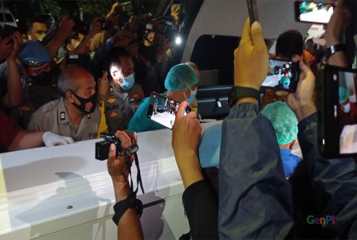 Jenazah Vanessa Angel dan Suami di Bawa 2 Ambulans ke Rumah Duka - GenPI.co JATIM