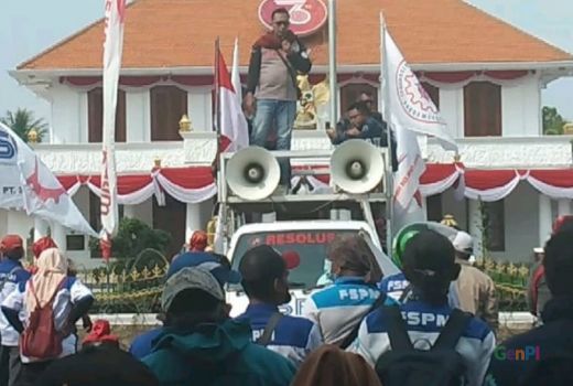 Kenaikan UMP Tak Sesuai Tuntutan, Buruh: Gubernur Jatim Ingkar - GenPI.co JATIM