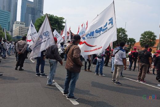Demo Buruh Geser ke Balai Kota Surabaya, ini Alasannya - GenPI.co JATIM