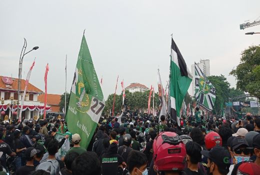 Ribuan Bonek Hijaukan Depan Gedung Grahadi, Satu Permintaannya - GenPI.co JATIM