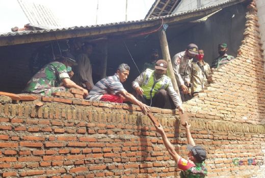 9 Rumah Rusak Diterjang Hujan disertai Angin Kencang di Malang - GenPI.co JATIM