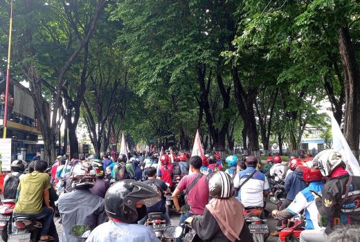 Buruh di Surabaya Mulai Bergerak, Jalan Sier-Kendangsari Macet - GenPI.co JATIM