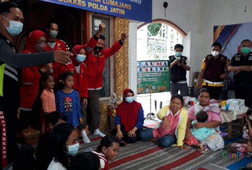 Turunkan Tim ke Semeru, Satgas Trauma Healing: Harus Gembira! - GenPI.co JATIM