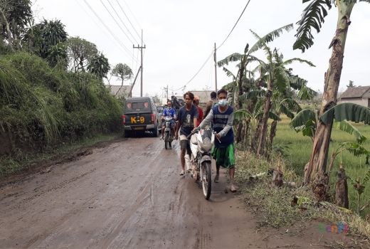 Erupsi Semeru Reda, Warga Nekat Kembali ke Rumah - GenPI.co JATIM